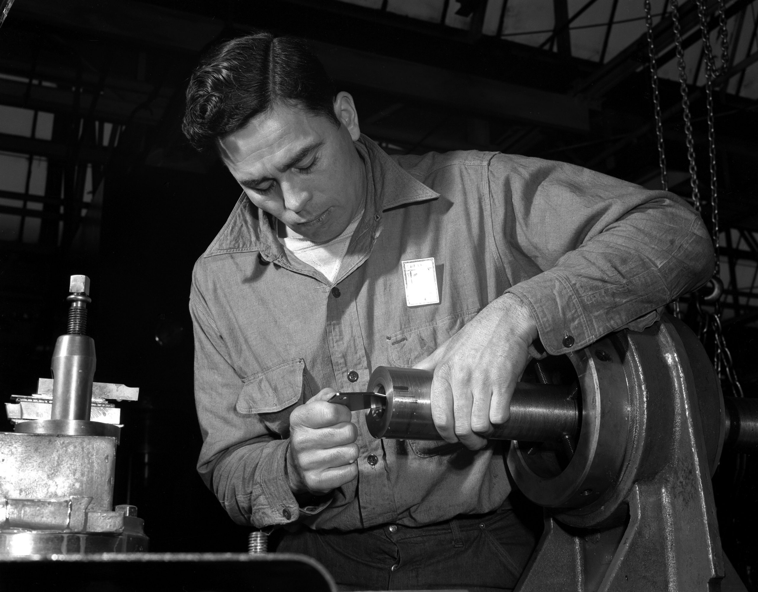 Arbeiter an einer Drehmaschine im Chrysler-Werk, 1942