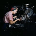 Frau an einer Werkzeugmaschine in einer Flugzeugfabrik, 1942