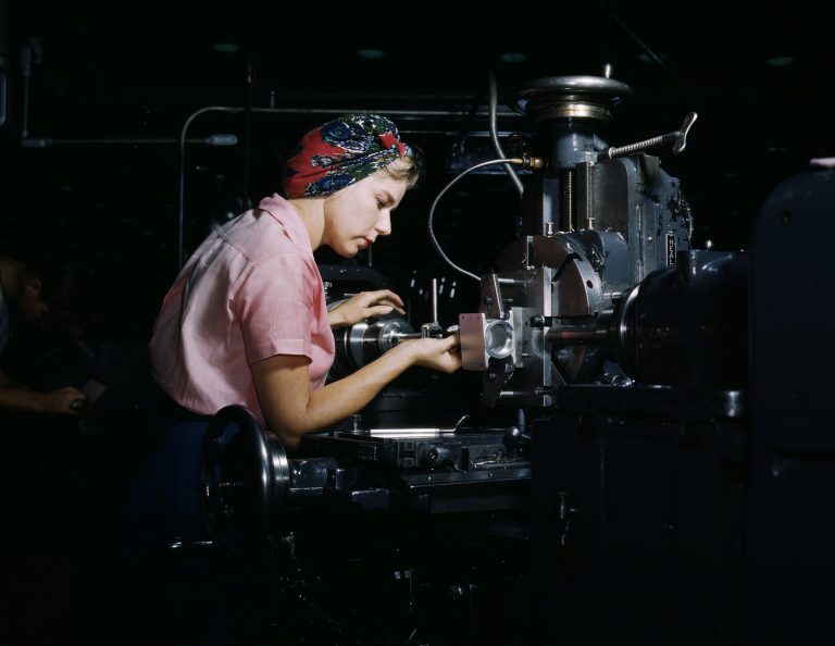 Frau an einer Werkzeugmaschine in einer Flugzeugfabrik, 1942