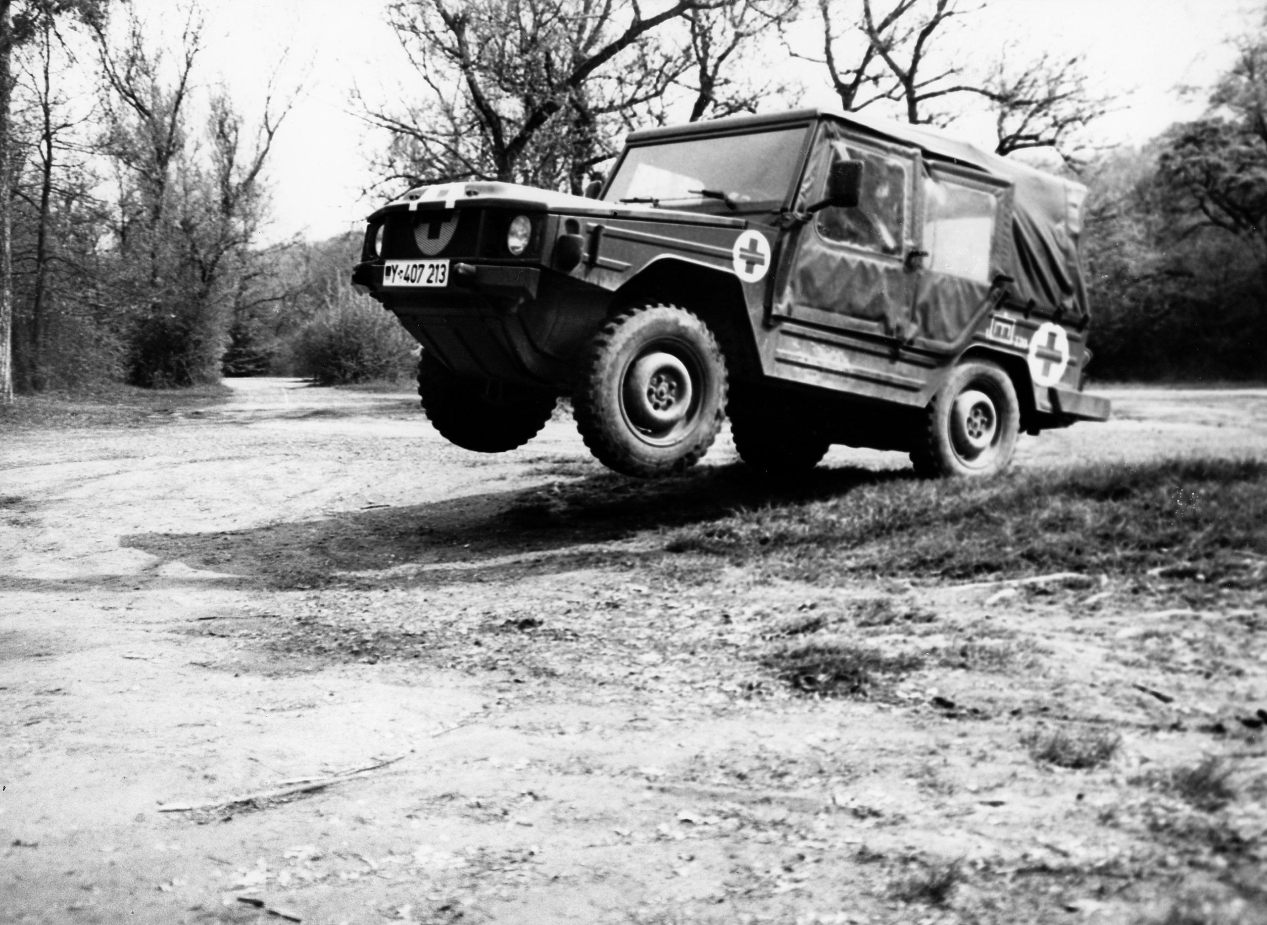VW Iltis der Bundeswehr springt über eine Geländekuppe