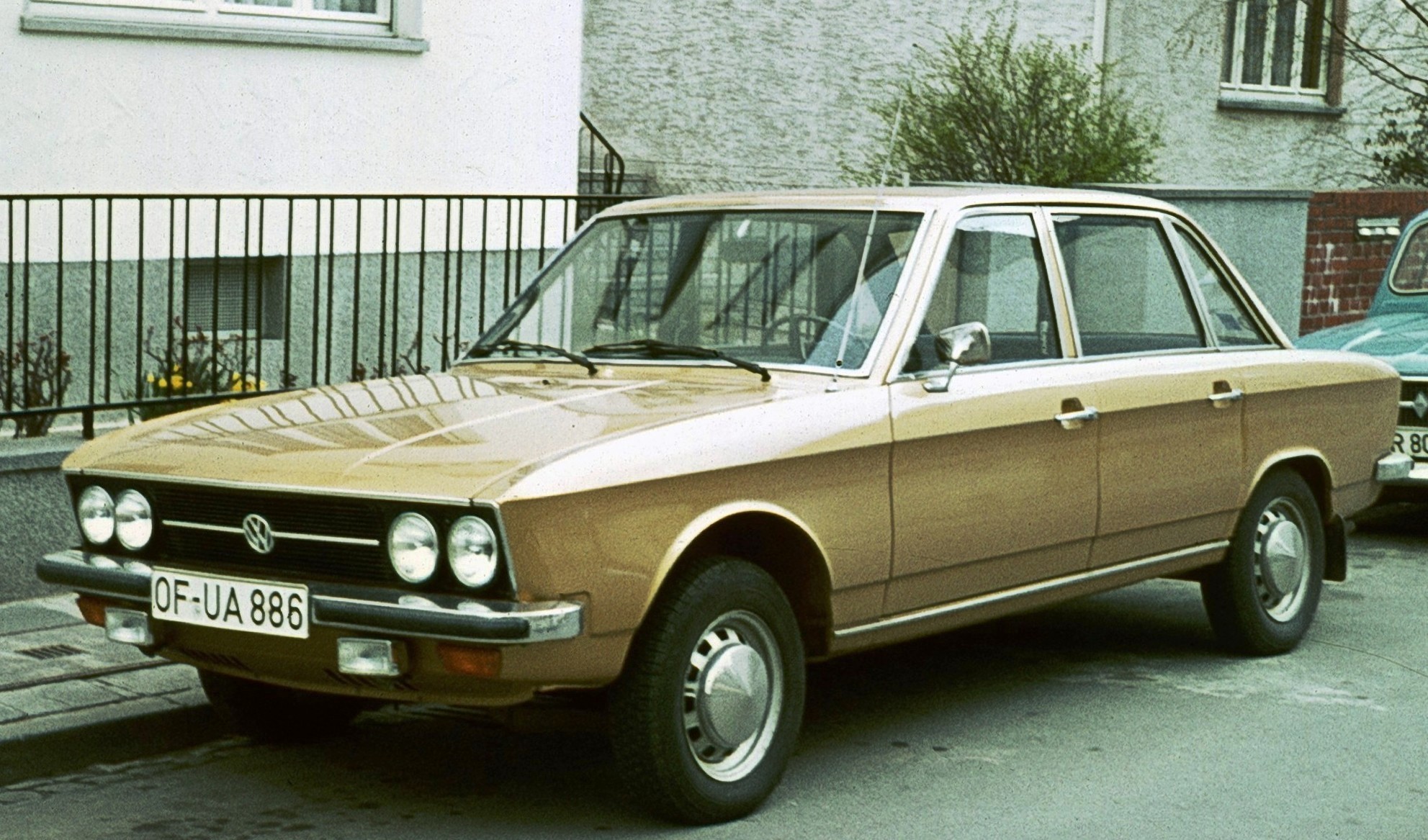 Goldfarbener VW K70 in Dreiviertelansicht