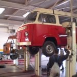 VW Bus T2 auf einer Zweisäulenhebebühne in einer Werkstatt