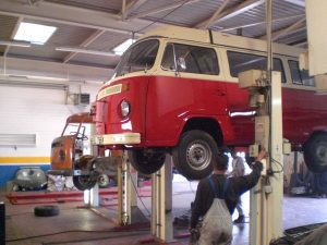 VW Bus T2 auf einer Zweisäulenhebebühne in einer Werkstatt