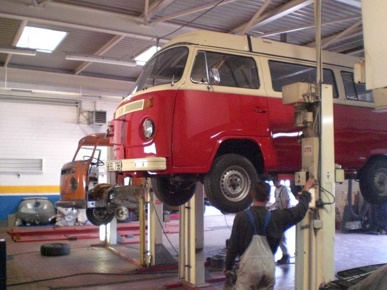 VW Bus T2 auf einer Zweisäulenhebebühne in einer Werkstatt