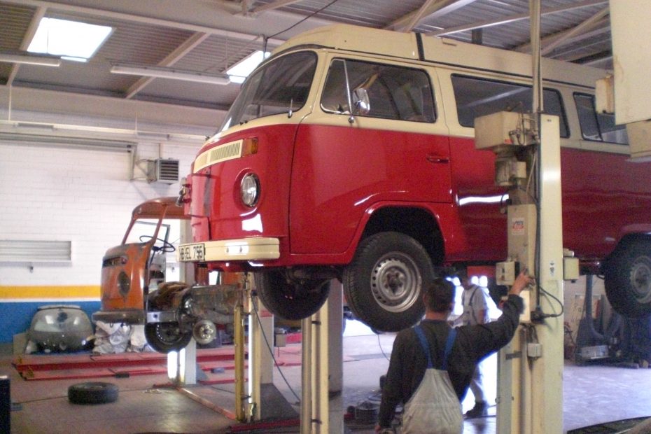 VW Bus T2 auf einer Zweisäulenhebebühne in einer Werkstatt