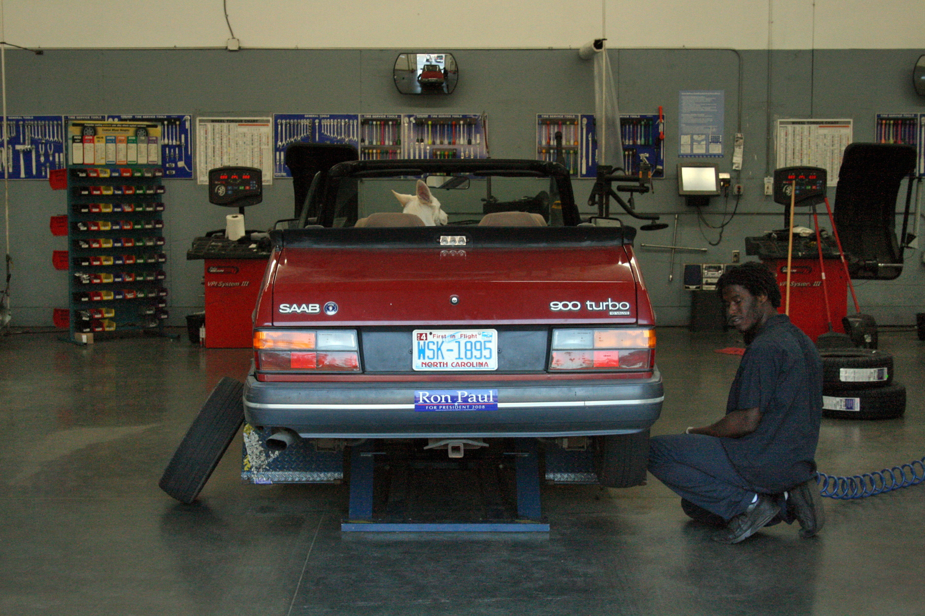 Mechaniker arbeitet an einem Saab 900 Turbo in einer Werkstatt