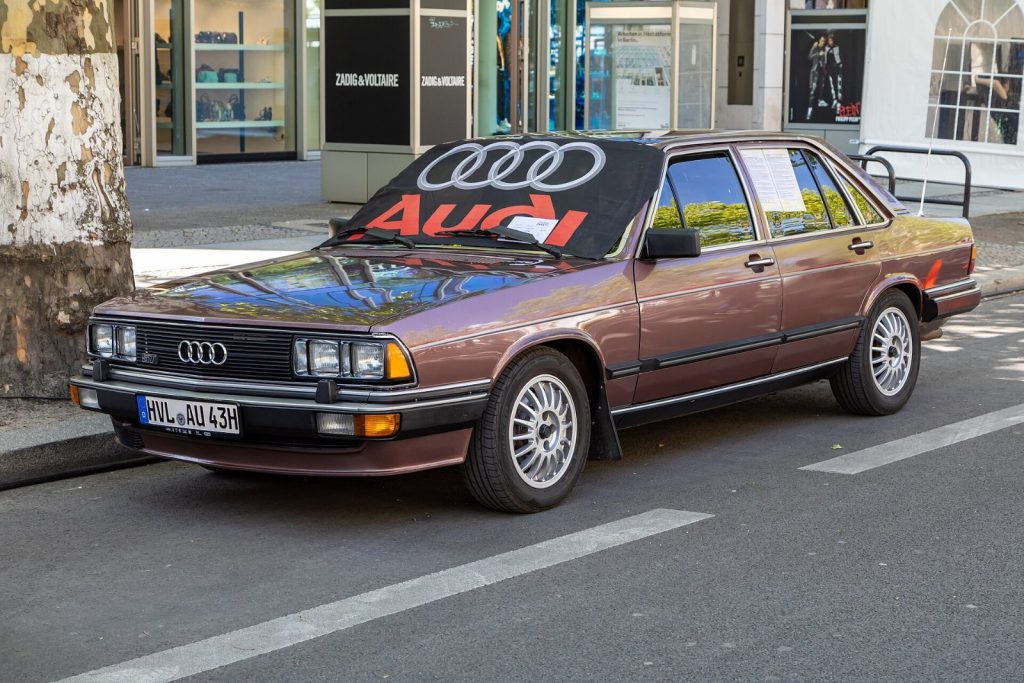 Audi 200 der Baureihe C2 auf dem Kurfürstendamm in Berlin