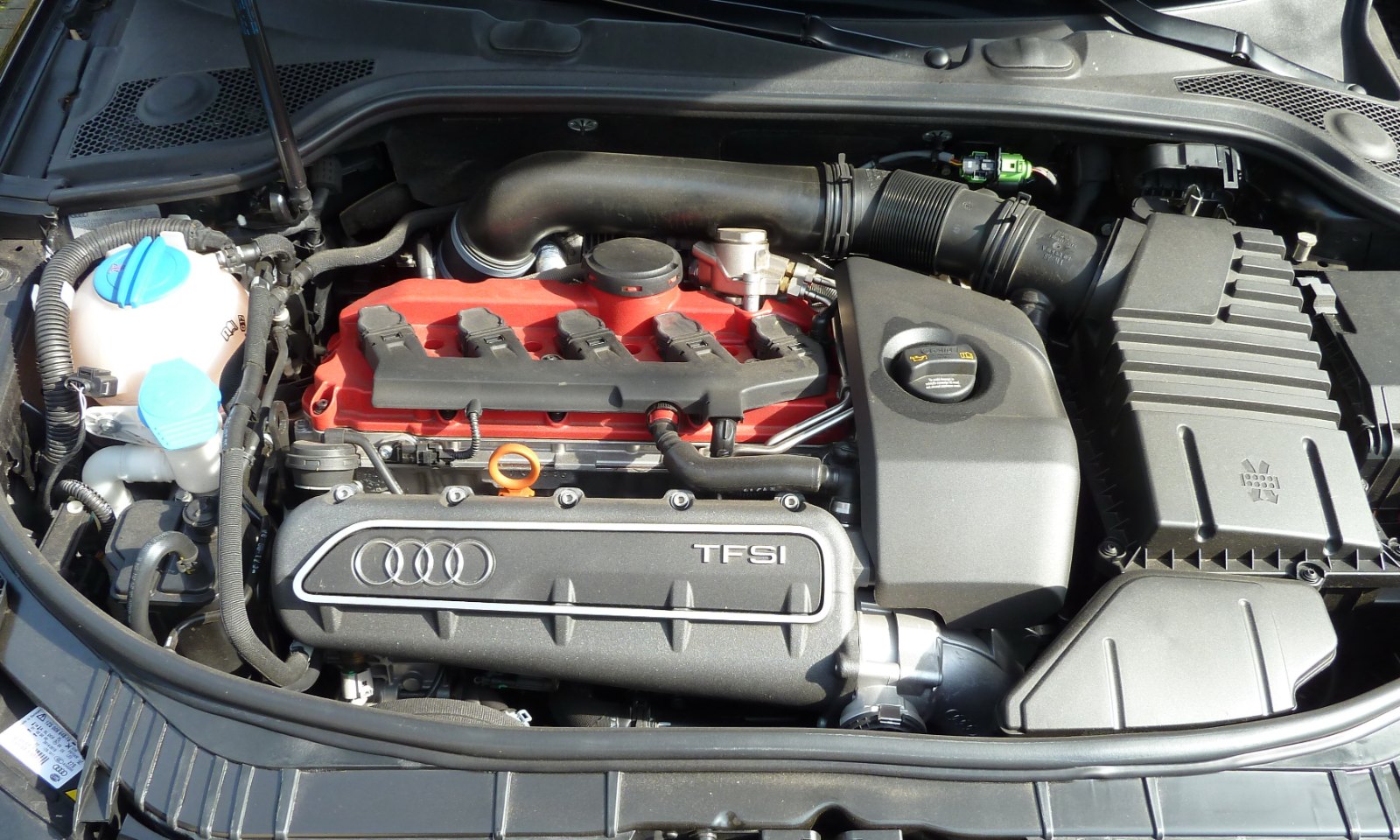 2,5-Liter-Fuenfzylinder-Turbomotor im Motorraum eines Audi RS 3