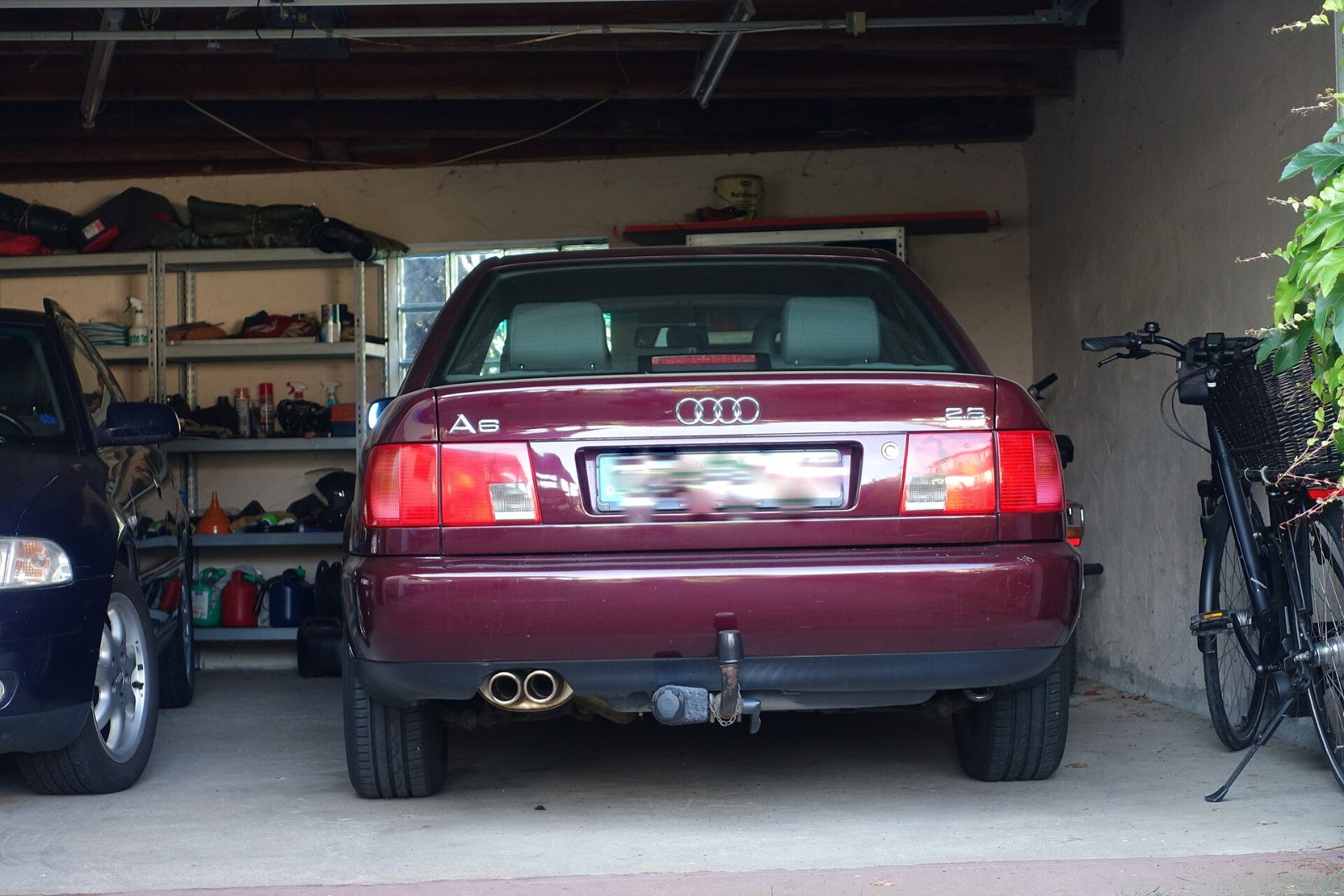 Audi A6 quattro der Baureihe C4 von hinten