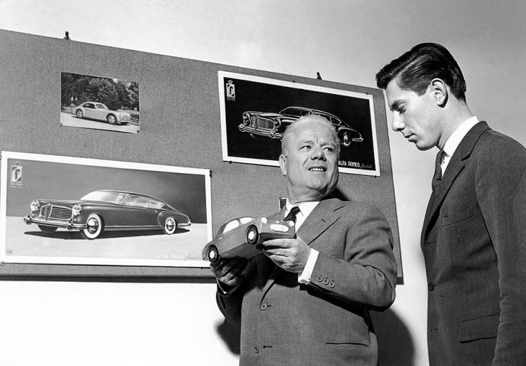 Battista Pinin Farina sitzt 1950 mit seinem Sohn Sergio in seinem Büro