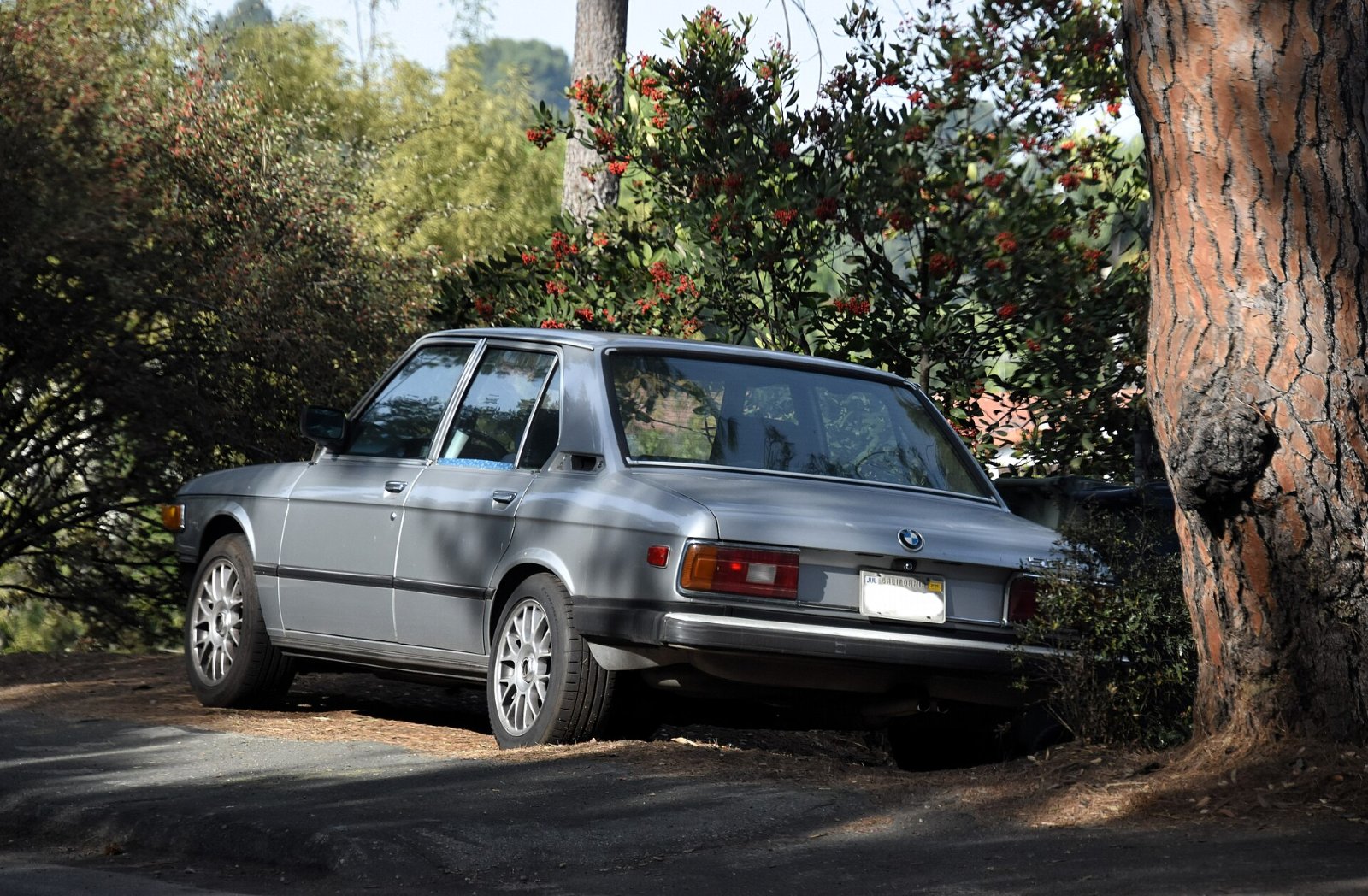 BMW 528 der Baureihe E12 in Dreiviertelansicht