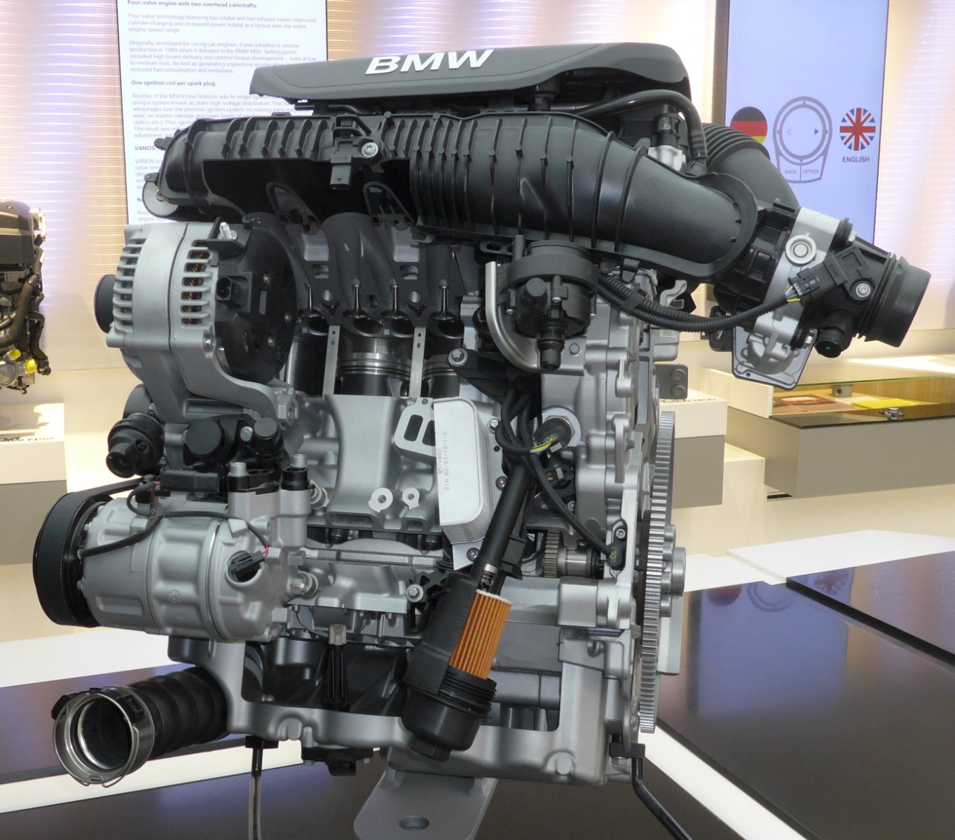 Vierzylinder BMW B48 als Ausstellungsexponat im BMW-Museum