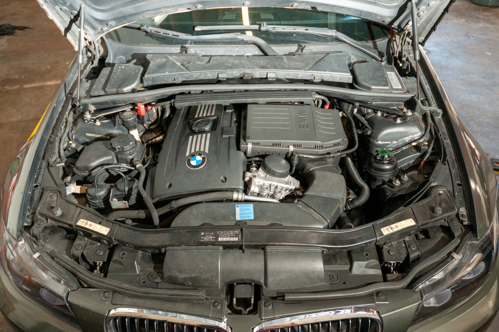 Motorraum eines BMW 335i der Baureihe E90 mit aufgeladenem Reihensechszylinder