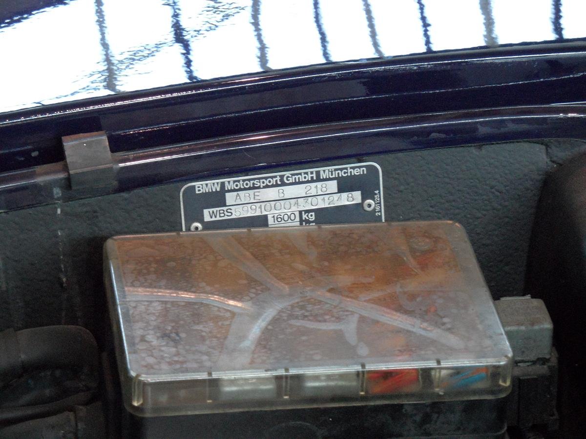 In Blech eingeschlagene Fahrgestellnummer eines BMW M1