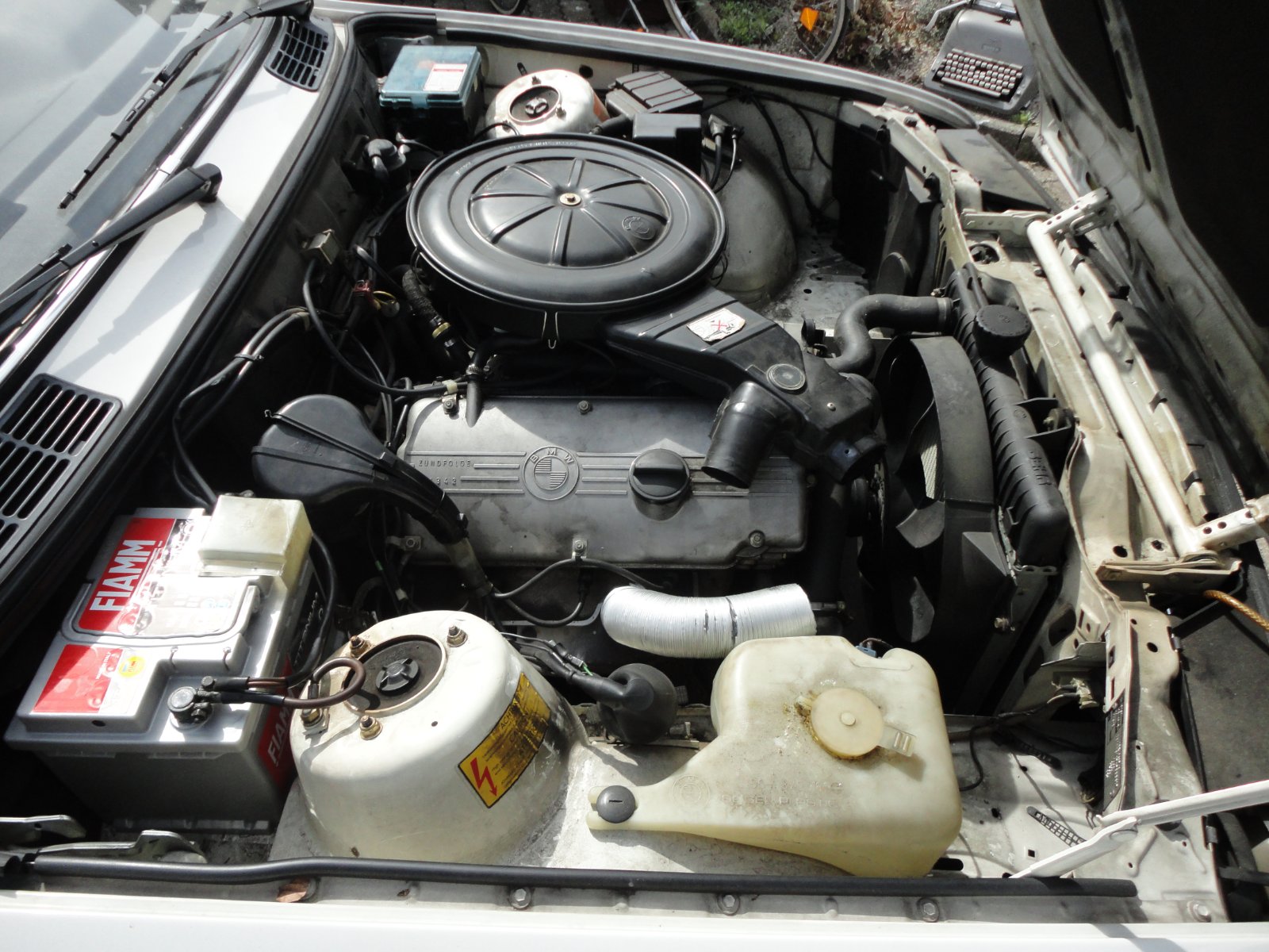 Vierzylinder BMW M10 mit L-Jetronic im Motorraum eines BMW E30