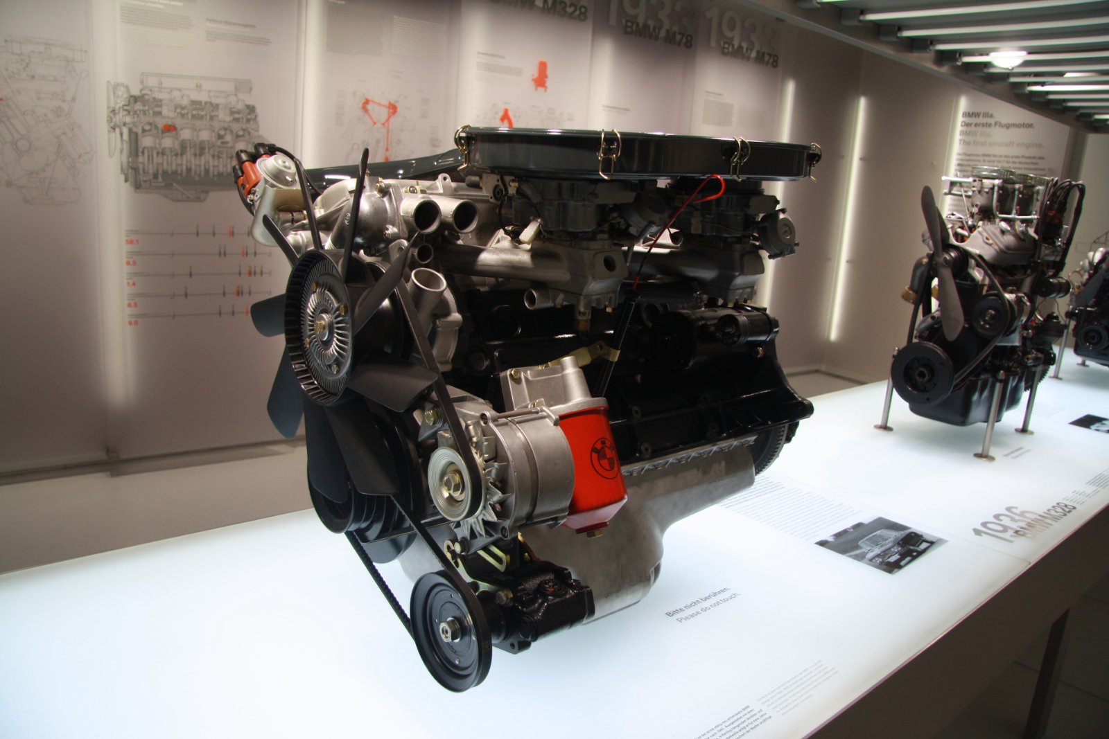 Ausgebauter BMW M30 Reihensechszylinder im BMW-Museum