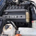 Reihensechszylinder BMW M50B25 im Motorraum eines BMW 525i der Baureihe E34