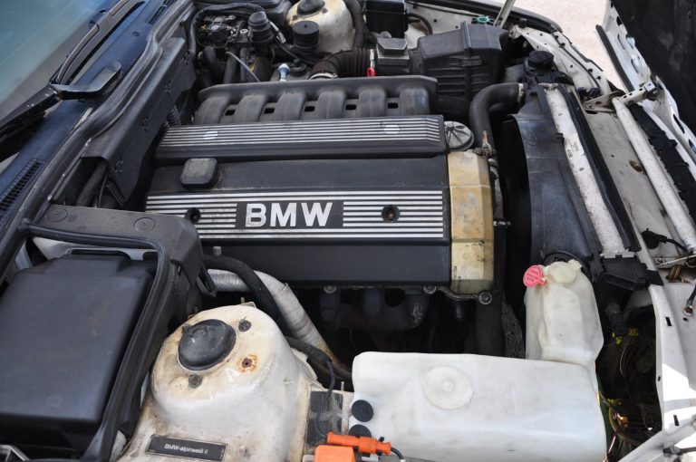 Reihensechszylinder BMW M50B25 im Motorraum eines BMW 525i der Baureihe E34
