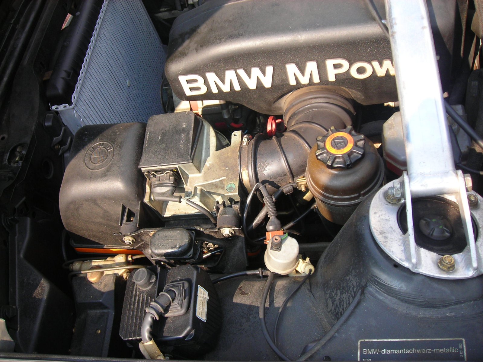 Vierzylinder BMW S14B23 im Motorraum eines BMW E30 M3