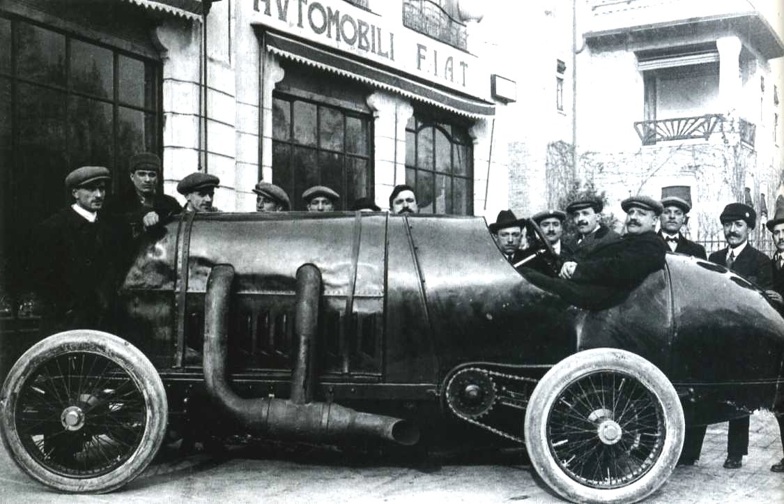 Der Fiat S76 Beast of Turin auf einer historischen Aufnahme vor dem Fiat-Gebäude