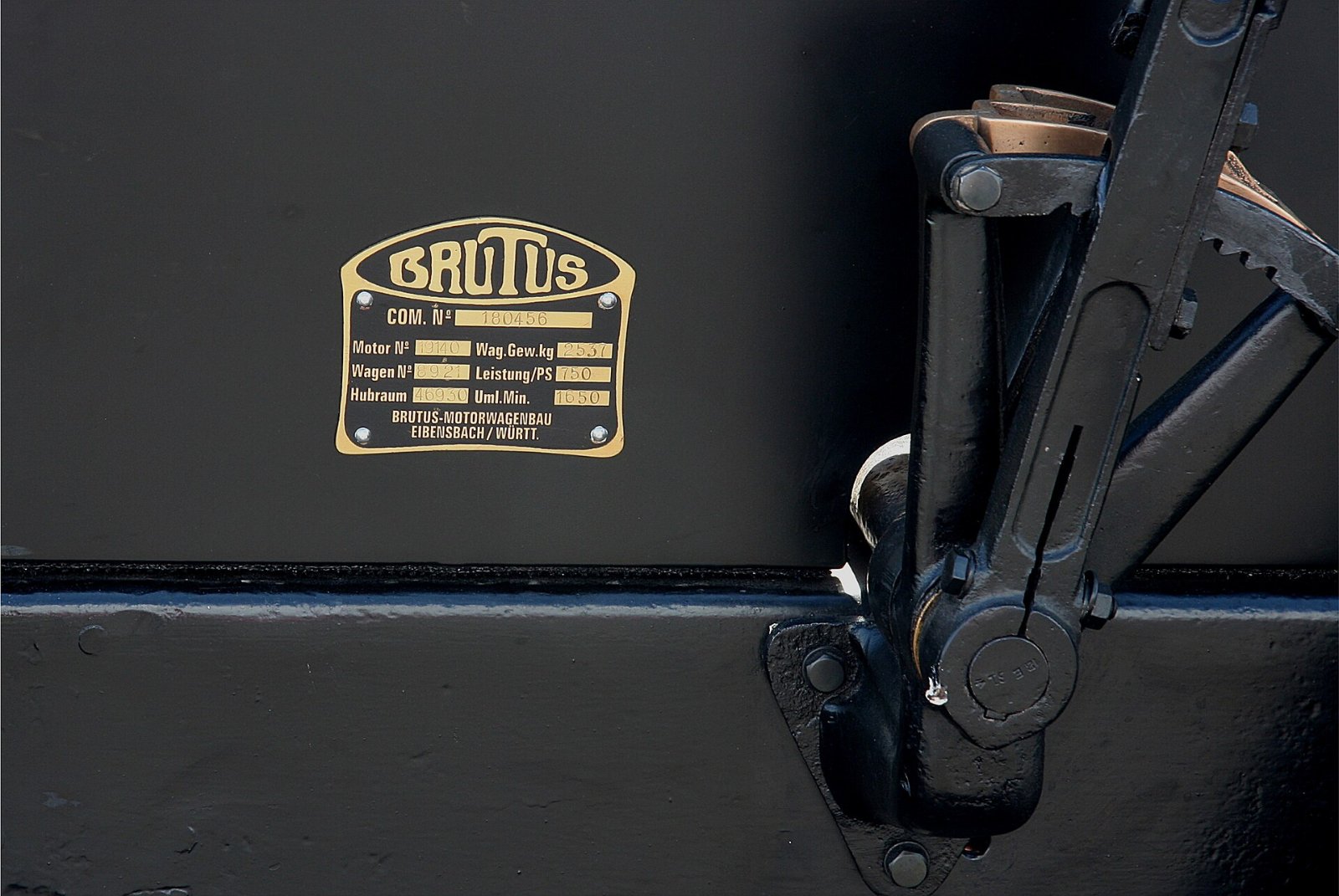 Messing-Typenschild am Brutus mit der Aufschrift Brutus-Motorwagenbau Eibensbach in Württemberg