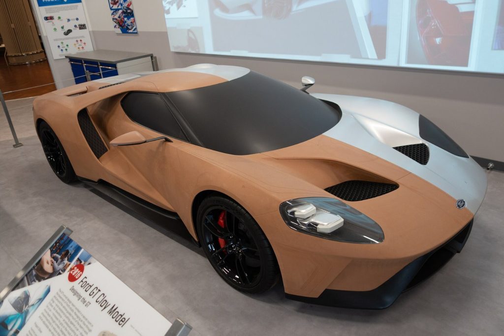 Clay-Modell eines Ford GT mit von Hand geglätteter Oberfläche
