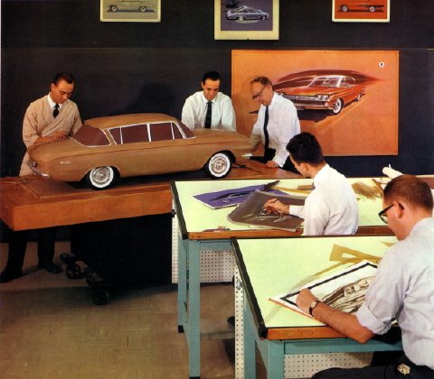 Vier Designer stehen 1961 um ein Fahrzeugmodell