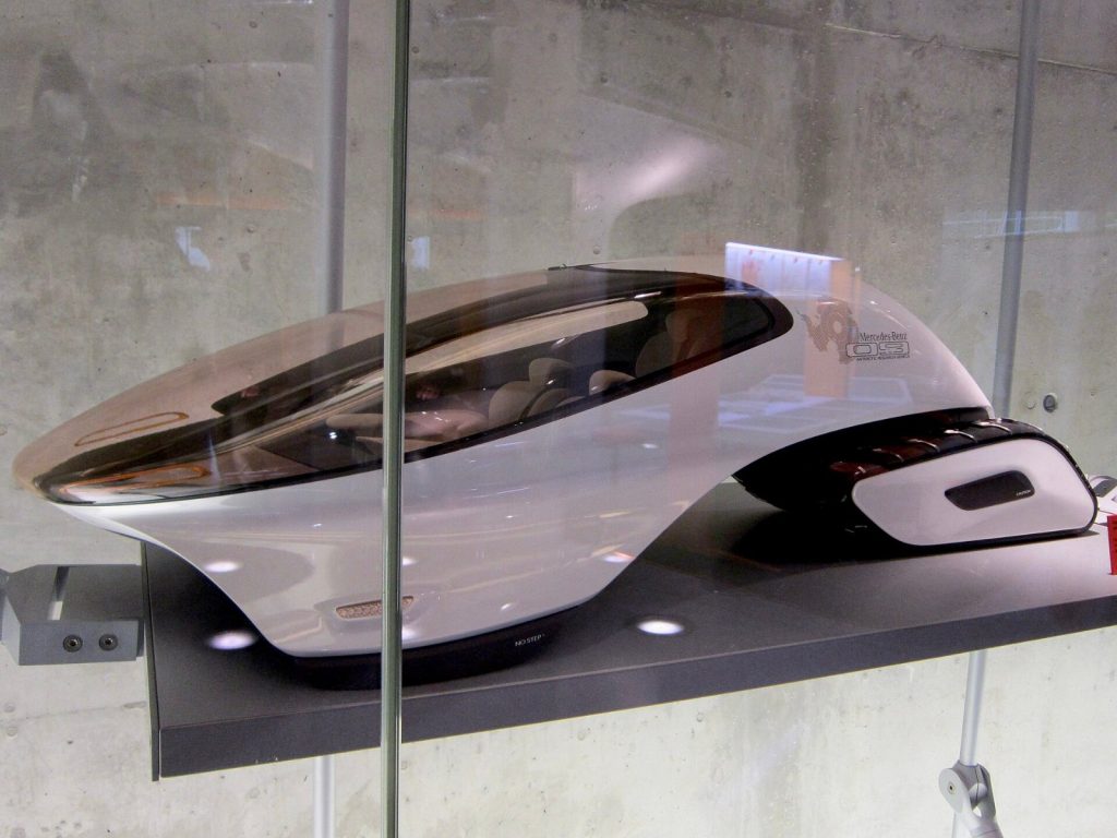 Designmodell eines Antarktisfahrzeugs im Mercedes-Benz Museum, entworfen von Matthias Gottwald
