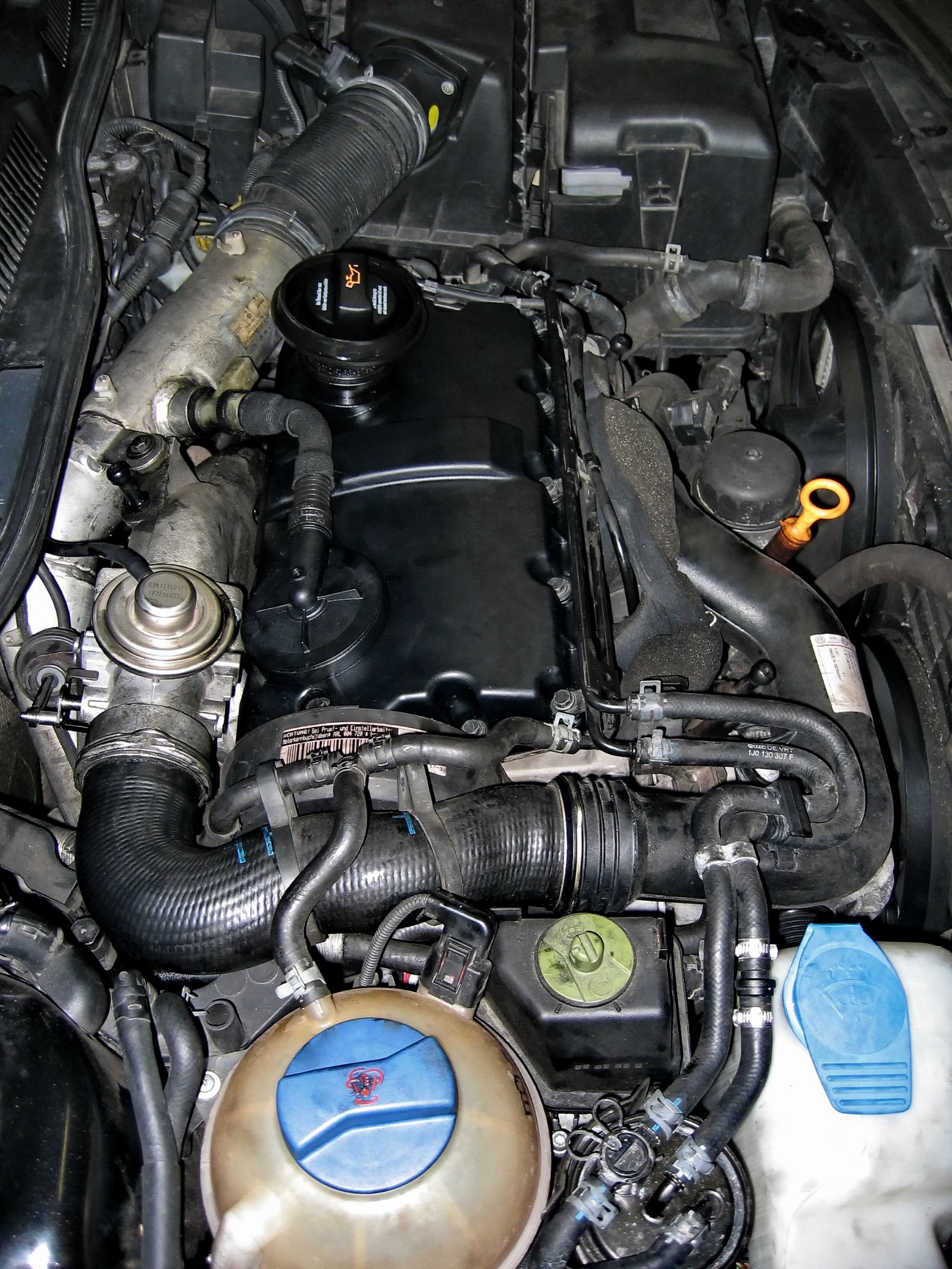Ausgebauter 1,9-Liter-Pumpe-Duese-Dieselmotor mit Motorkennbuchstabe ARL