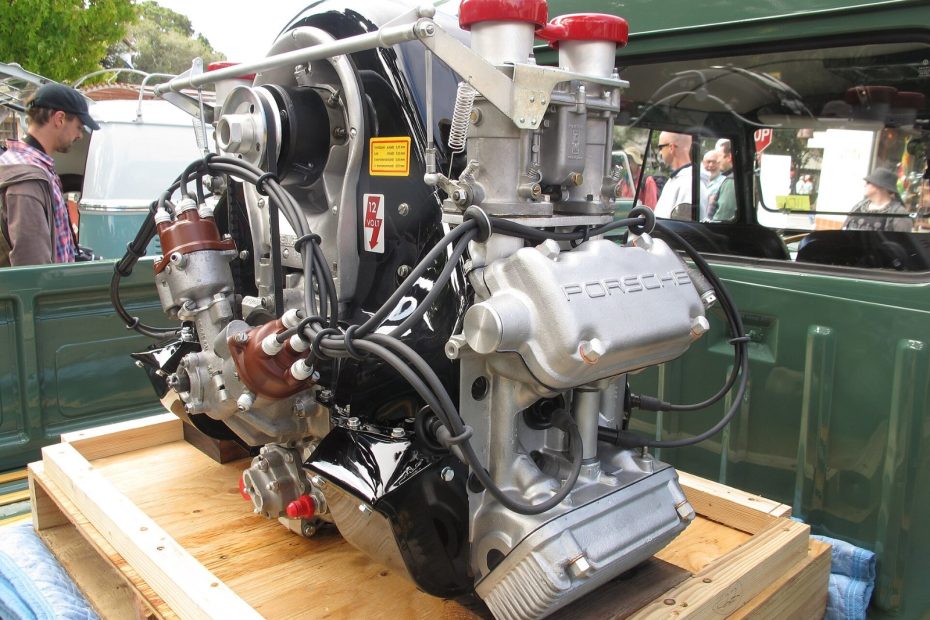 Vierzylinder-Boxermotor Typ 547 mit Königswellenantrieb