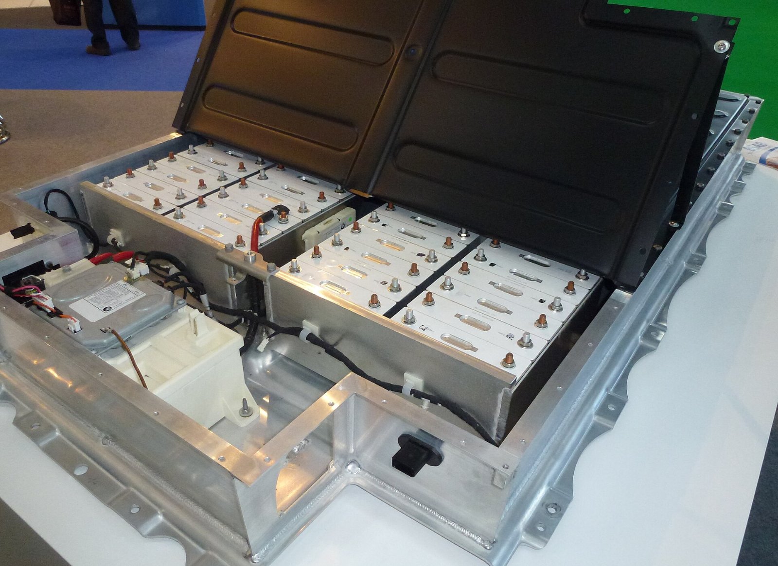 Ge&ouml;ffnetes Batteriepaket des BMW i3 mit acht Modulen im Aluminiumgeh&auml;use
