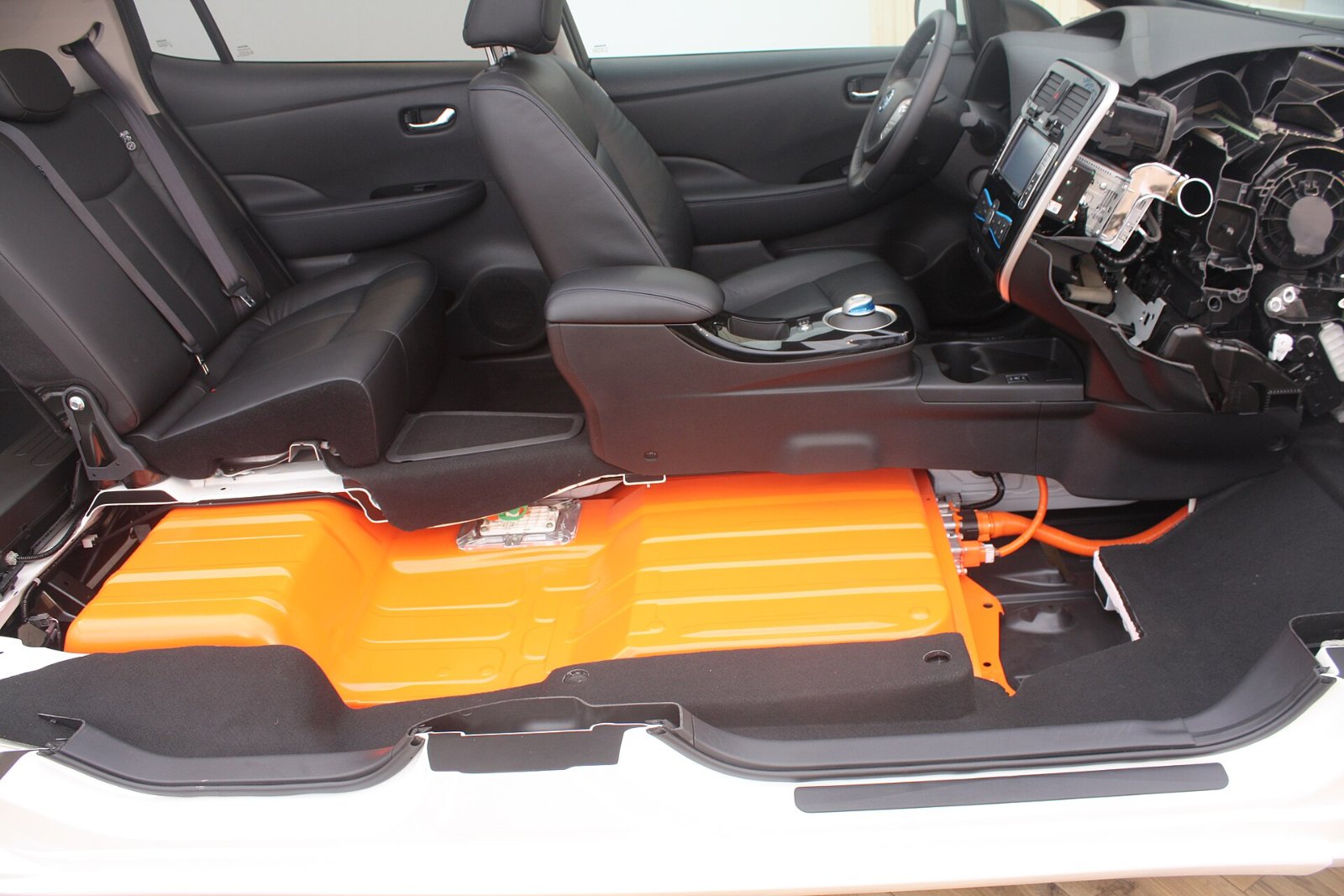 Schnittmodell eines Nissan Leaf, das Batteriepaket liegt flach im Fahrzeugboden
