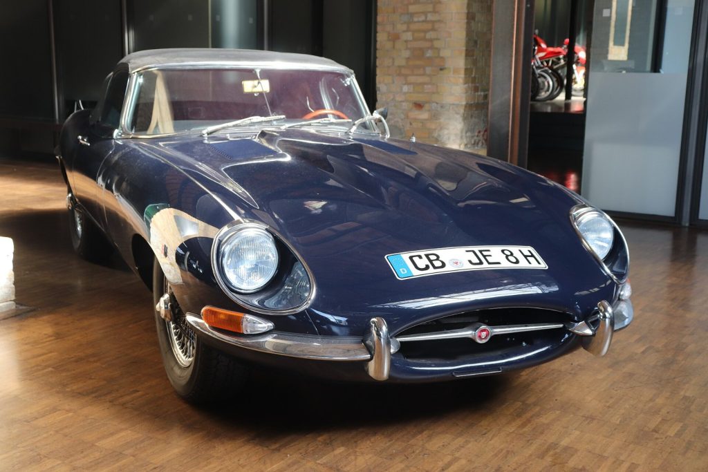 Jaguar E-Type in einer Glasbox der Classic Remise Berlin