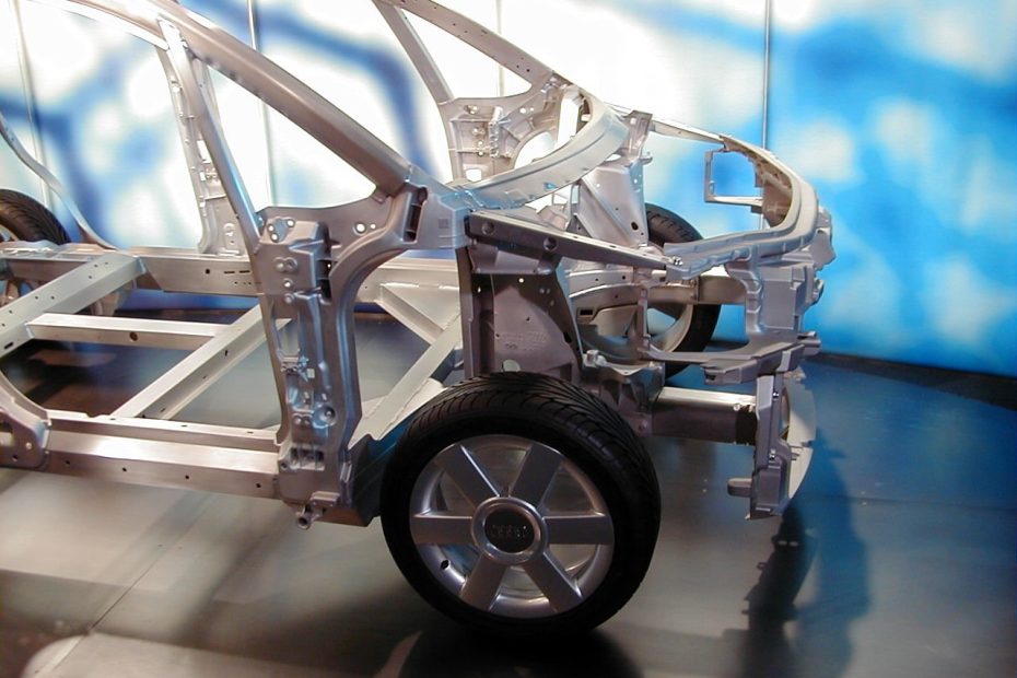 Aluminium-Space-Frame des Audi A2: Strangpressprofile und Druckgussknoten statt durchgehend punktgeschweißtem Stahlblech