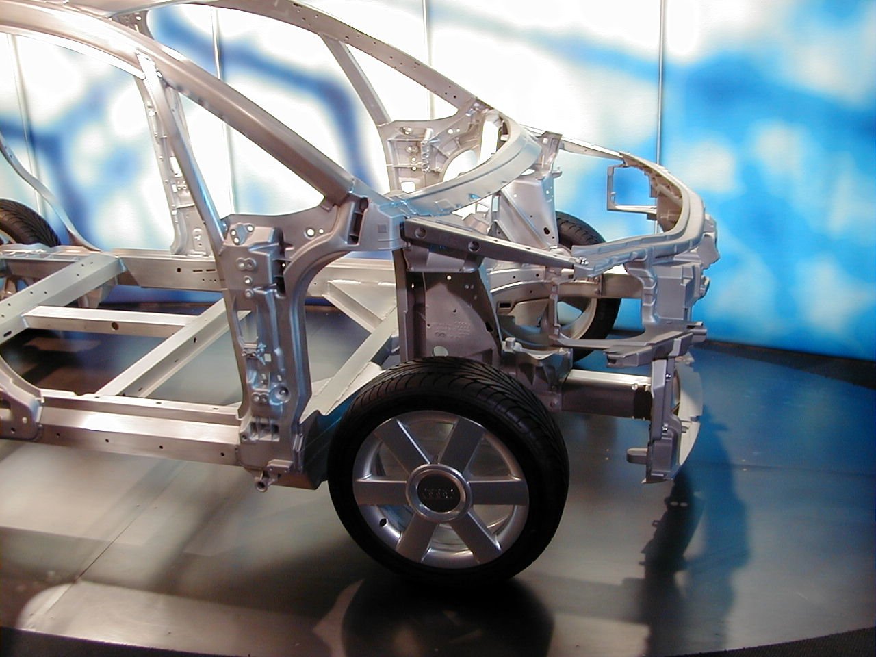Aluminium-Space-Frame des Audi A2: Strangpressprofile und Druckgussknoten statt durchgehend punktgeschweißtem Stahlblech