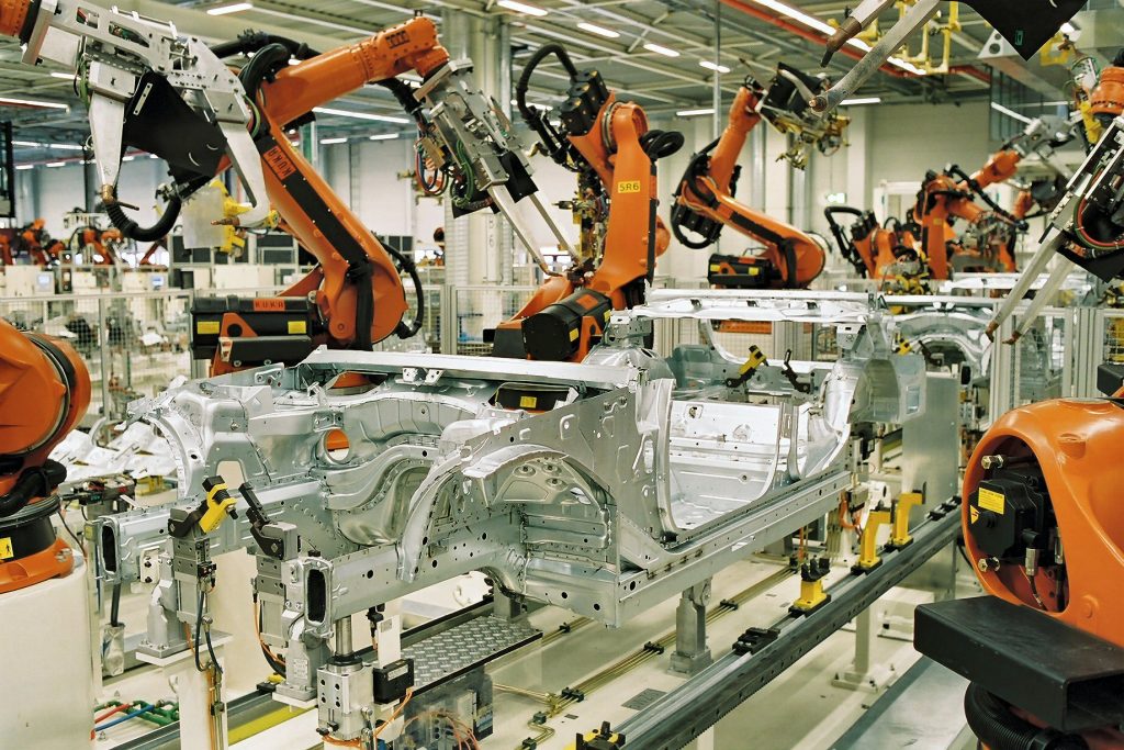 Rohkarosserien auf der Fertigungslinie zwischen Schweißrobotern
