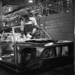 Arbeiter an einer Rohkarosserie im BMW-Werk München, Funkenflug