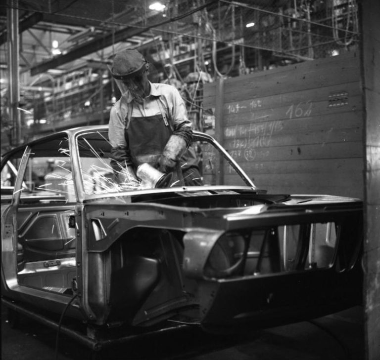 Arbeiter an einer Rohkarosserie im BMW-Werk München, Funkenflug