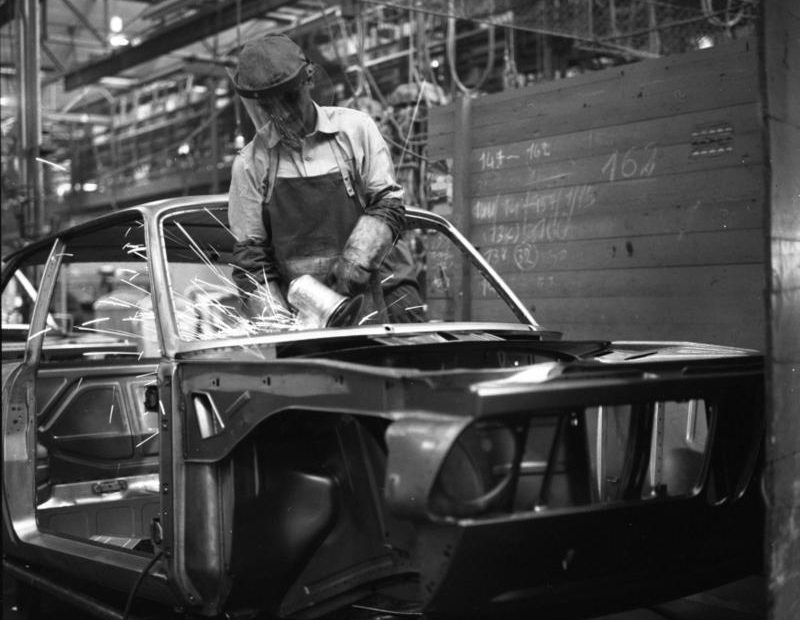 Arbeiter an einer Rohkarosserie im BMW-Werk München, Funkenflug
