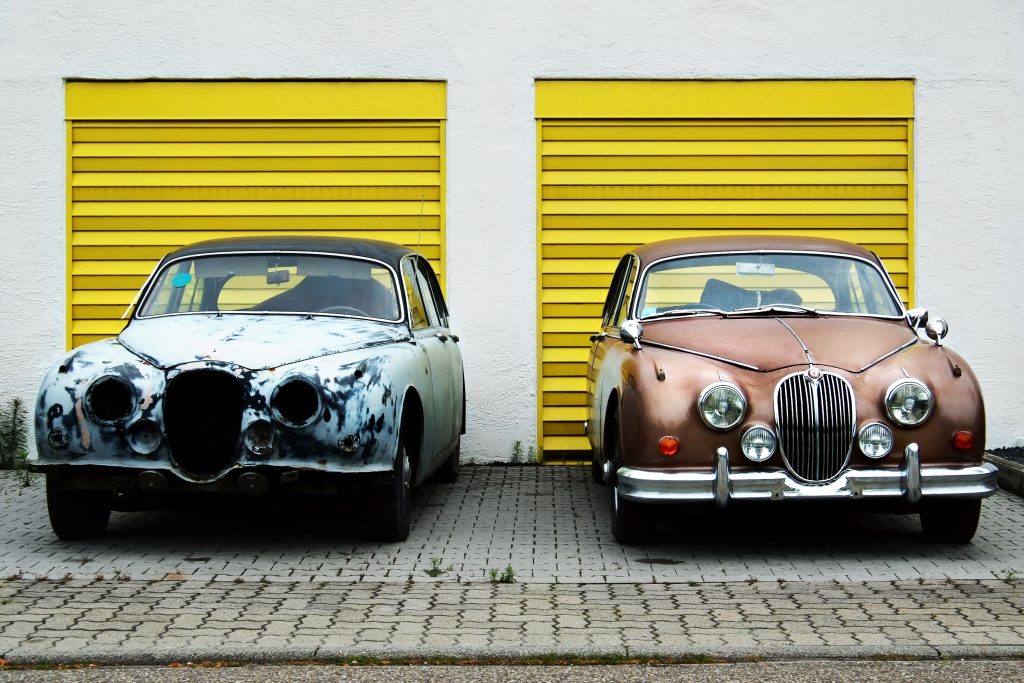 Zwei Jaguar Mk II nebeneinander, einer in Grundierung, einer fertig lackiert