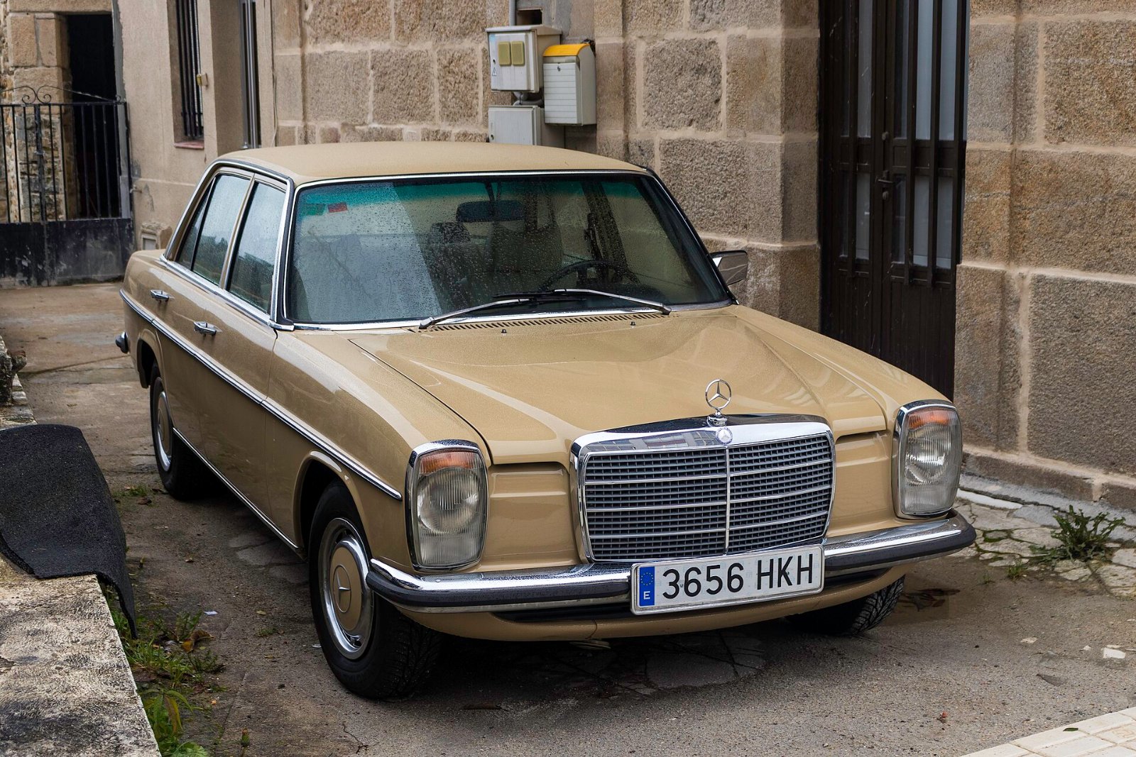 Mercedes-Benz W 115 Limousine in Dreiviertelansicht