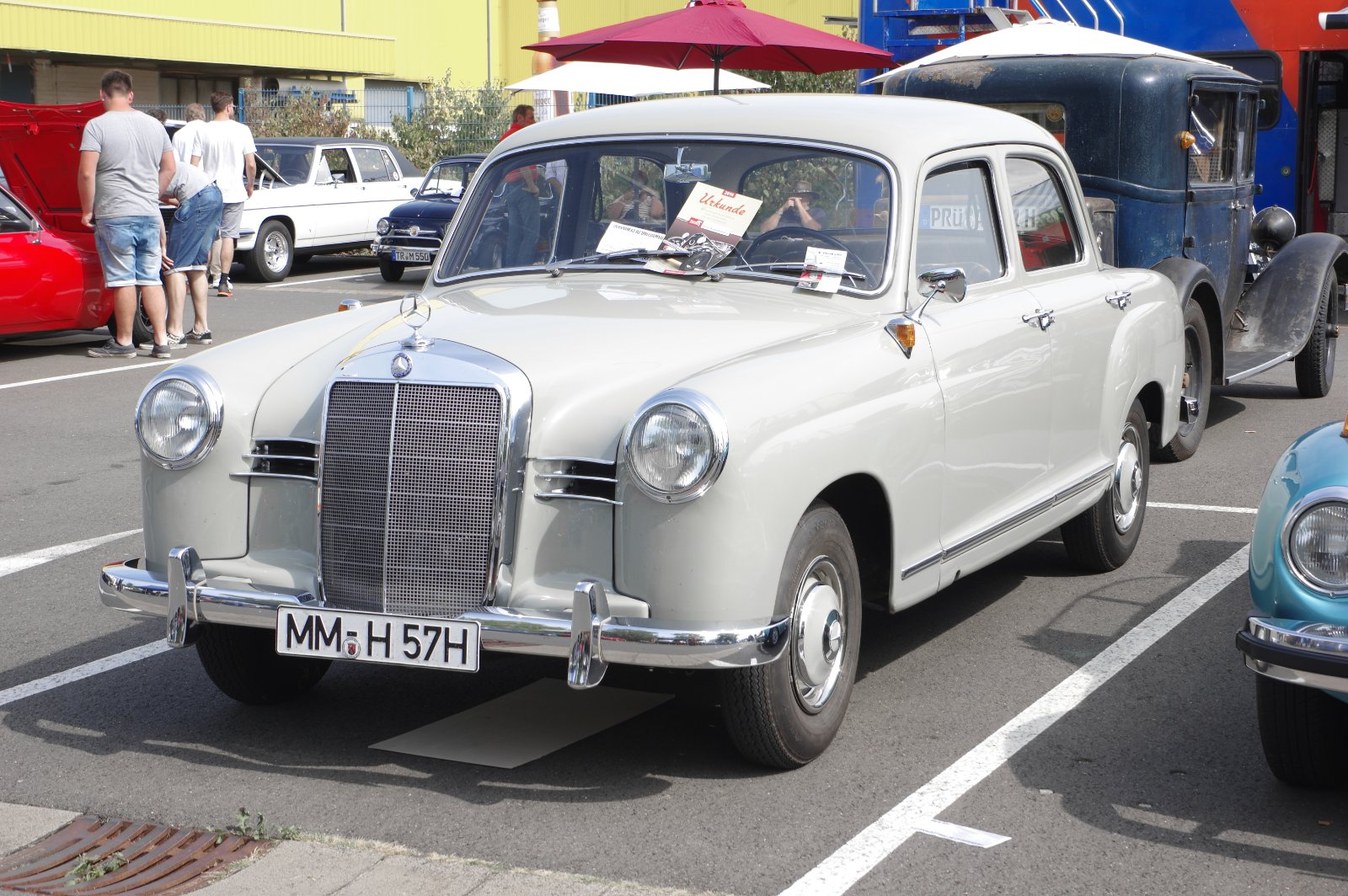 Mercedes-Benz Ponton W 120 in Seitenansicht