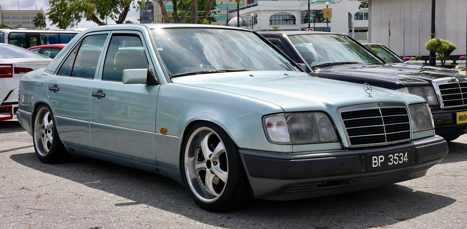 Mercedes-Benz W 124 Limousine in Dreiviertelansicht