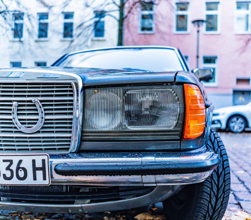 Heck eines älteren Mercedes mit H-Kennzeichen in Berlin