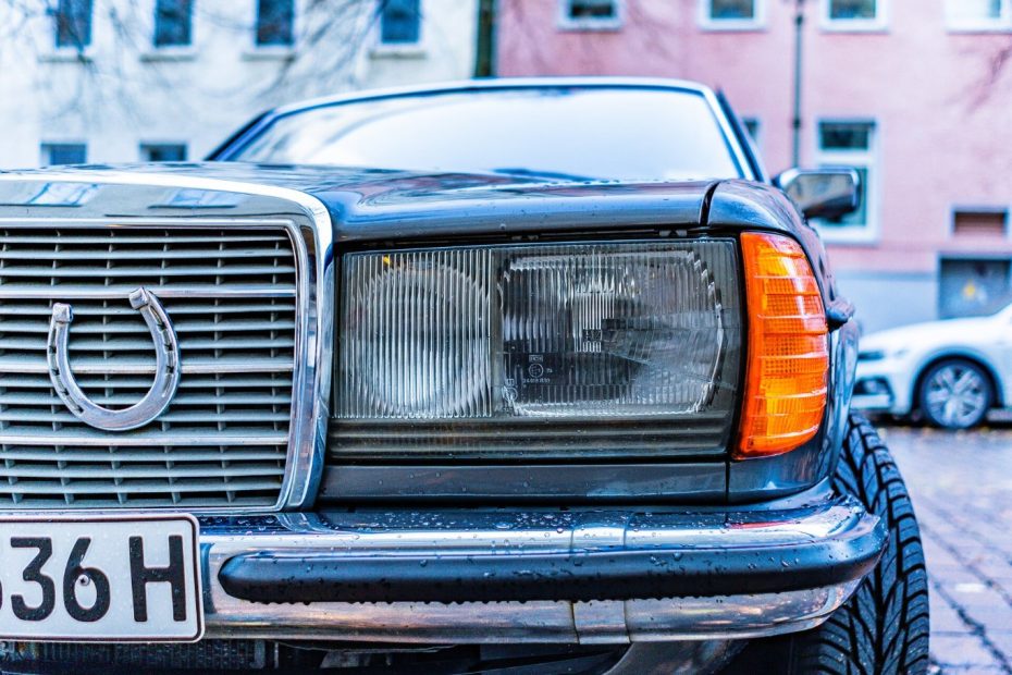 Heck eines aelteren Mercedes mit H-Kennzeichen in Berlin