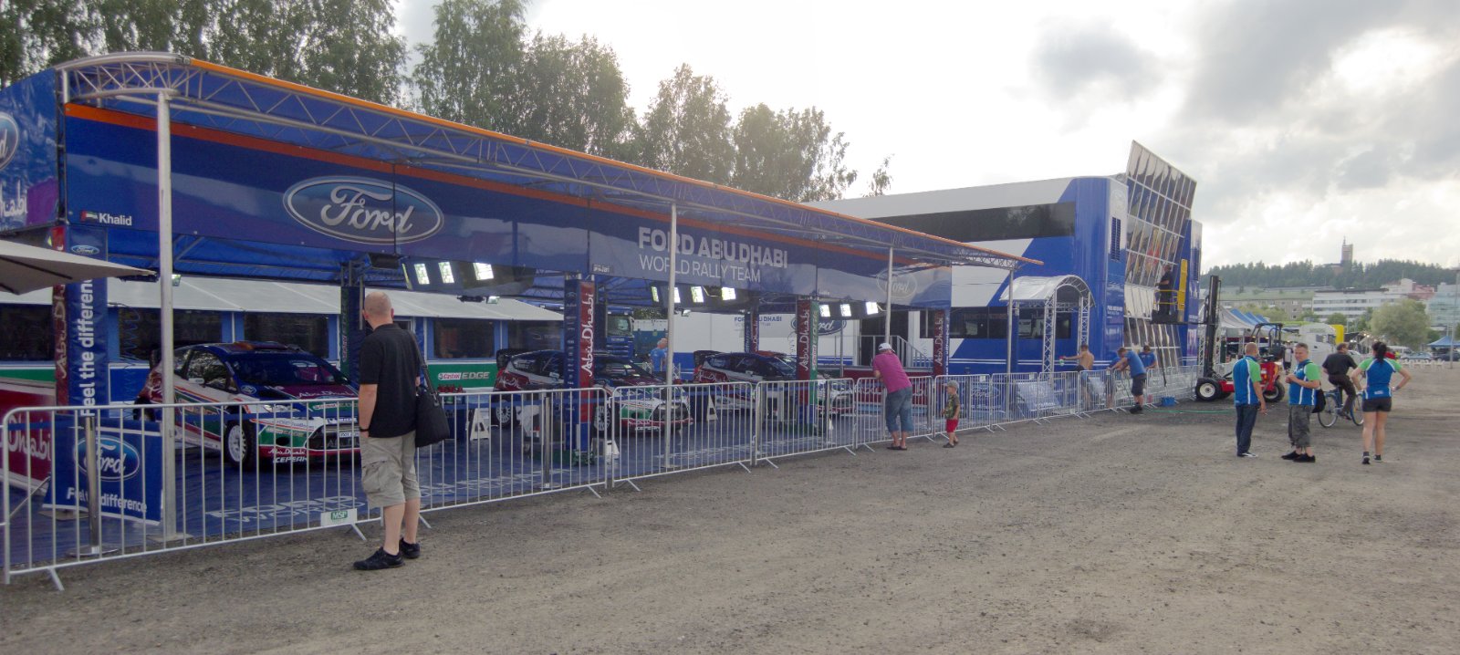 Servicepark eines Rallye-Werksteams mit Zelten und Transportern
