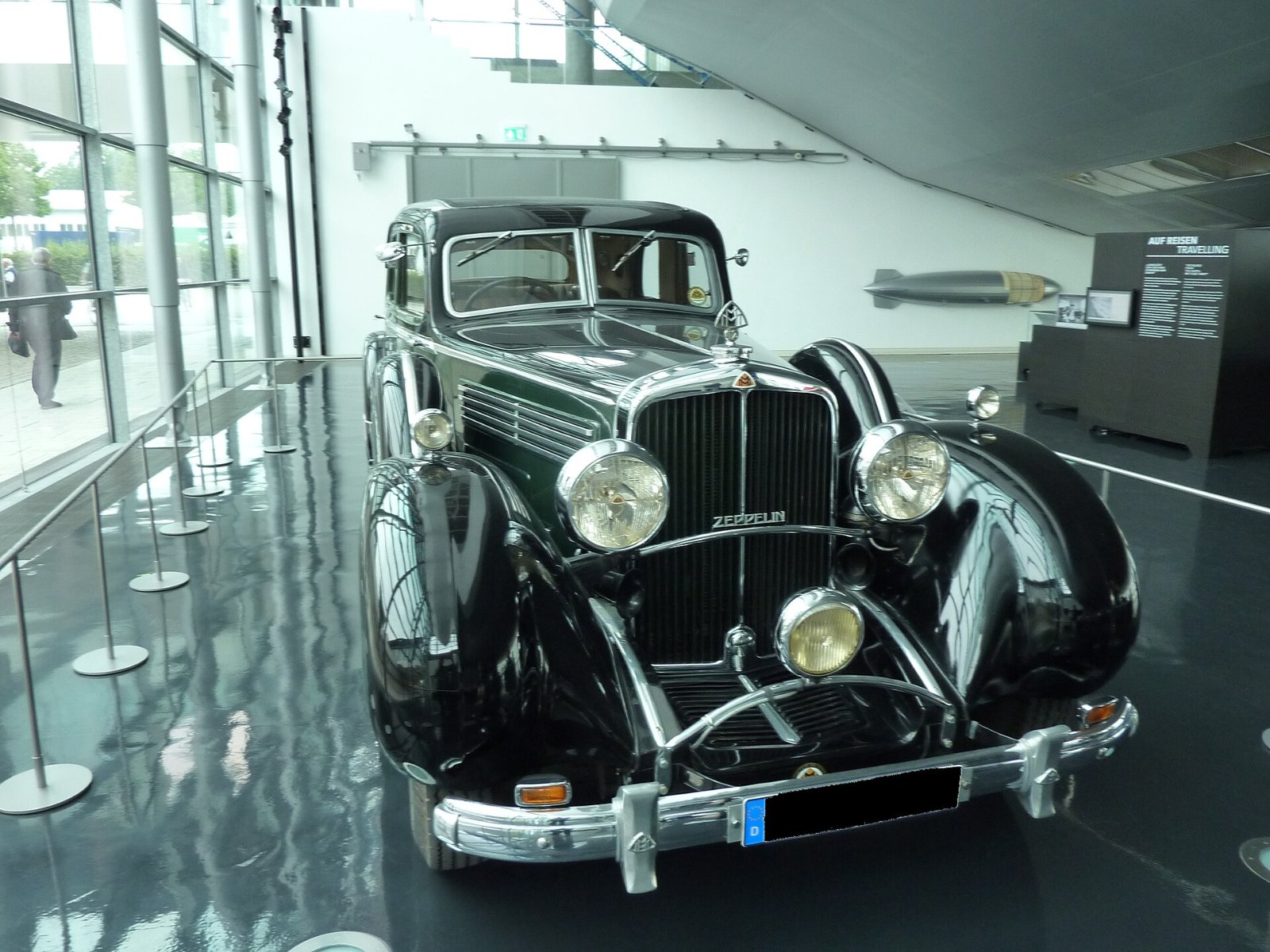 Maybach Zeppelin DS 8 als Limousine in Seitenansicht im Museum
