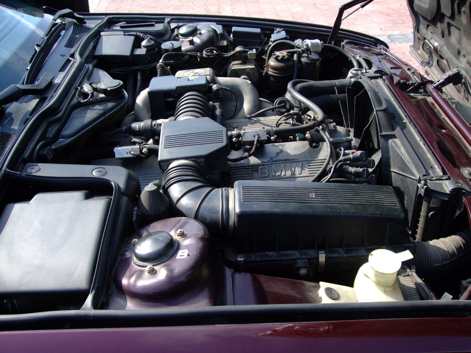BMW 730i der Baureihe E32 von vorn mit schmaler Niere