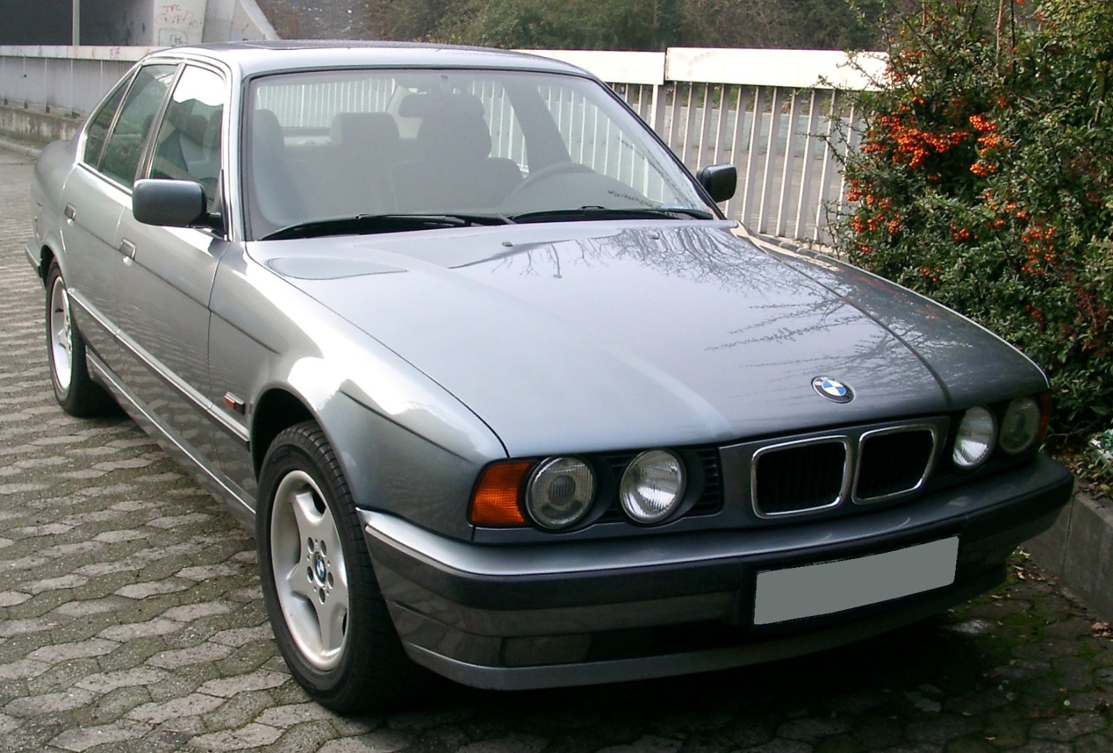 BMW 5er der Baureihe E34 von vorn, mit schmaler Doppelniere zwischen den Doppelscheinwerfern