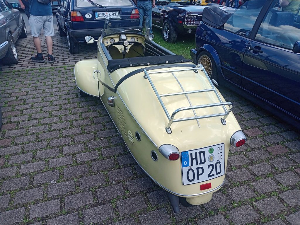 Historische Fahrzeuge auf einem Oldtimertreffen in Mudau
